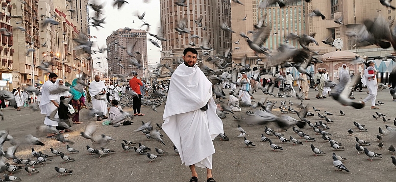 pilgrim in ihram during umrah