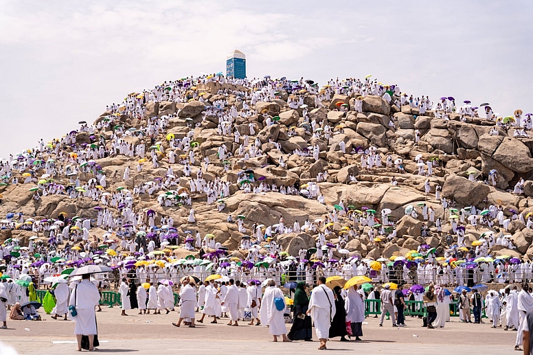 pilgrims at mount arafat